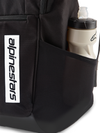 Mochila Alpinestars Defcon V3, mochila preta de uso diário, grande plano do bolso lateral em malha com garrafa de água, logótipo vertical branco na frente, material de poliéster 600D durável