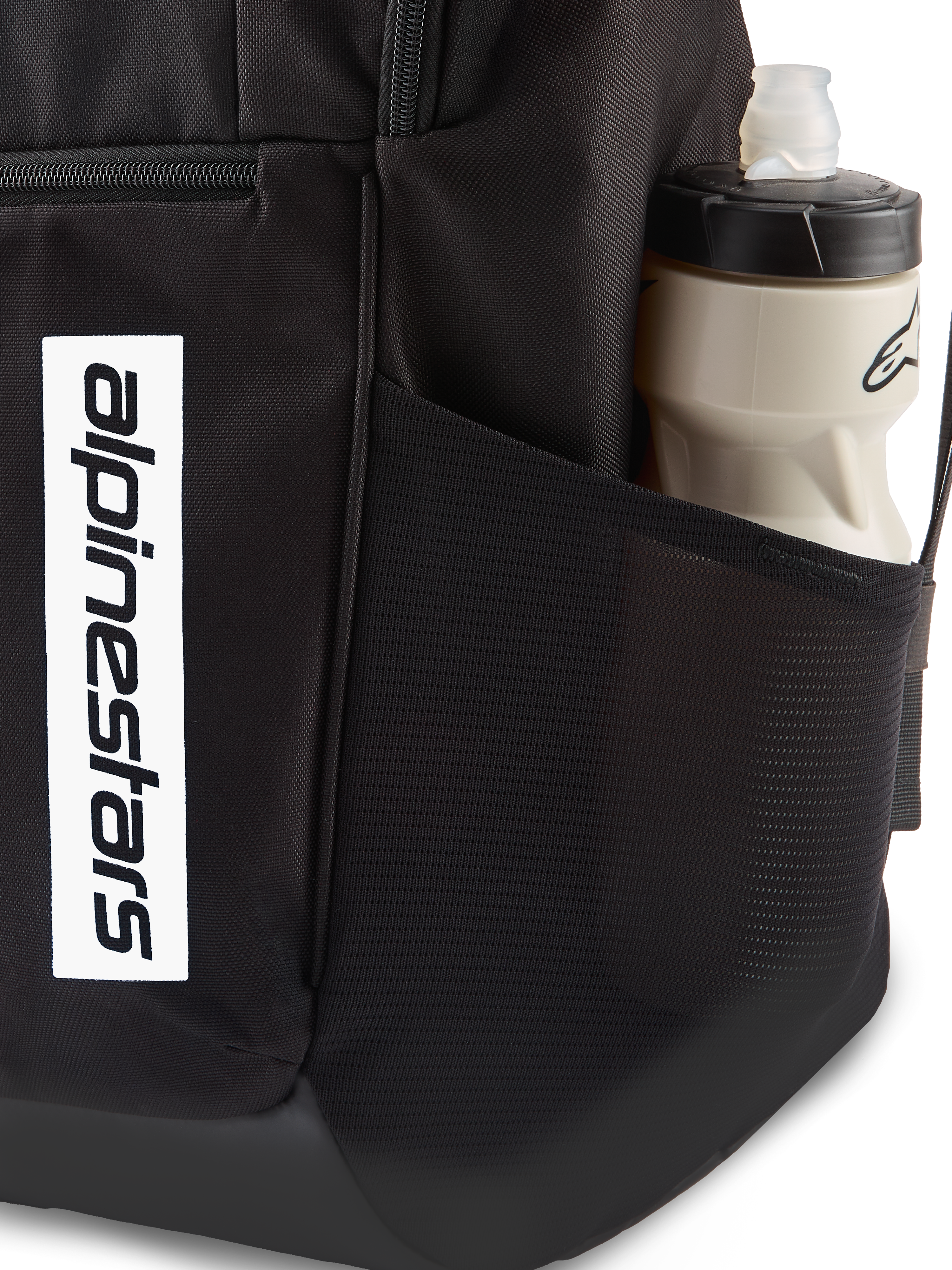Mochila Alpinestars Defcon V3, mochila preta de uso diário, grande plano do bolso lateral em malha com garrafa de água, logótipo vertical branco na frente, material de poliéster 600D durável