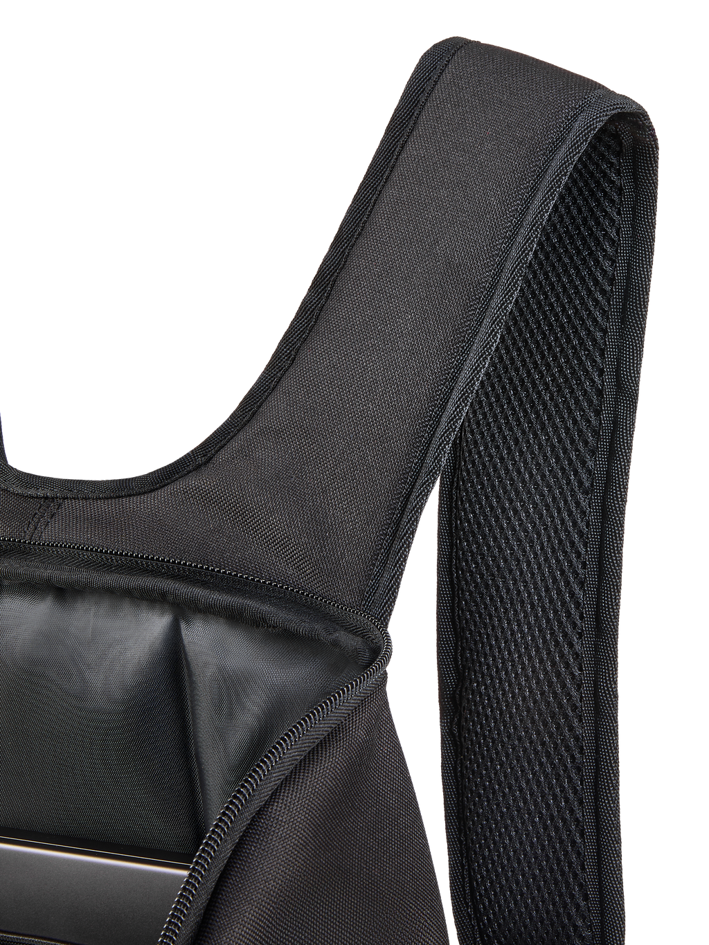 Mochila Alpinestars Defcon V3, pormenor da alça de ombro acolchoada em malha de ar e do compartimento principal aberto, poliéster 600D preto, mostrando o compartimento interno para portátil e a construção têxtil durável.