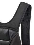 Mochila Alpinestars Defcon V3, pormenor da alça de ombro acolchoada em malha de ar e do compartimento principal aberto, poliéster 600D preto, mostrando o compartimento interno para portátil e a construção têxtil durável.