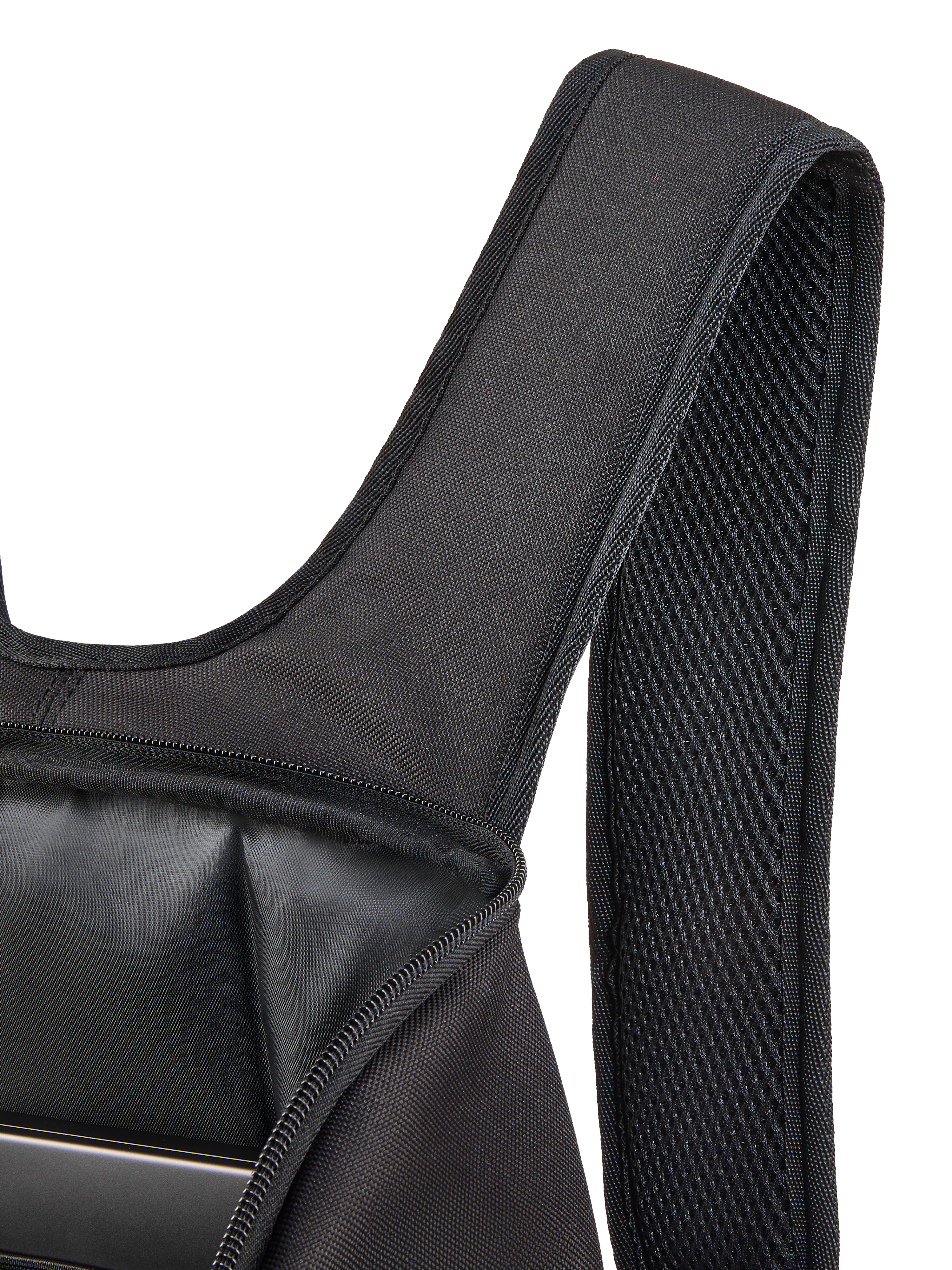 Mochila Alpinestars Defcon V3, pormenor da alça de ombro acolchoada em malha de ar e do compartimento principal aberto, poliéster 600D preto, mostrando o compartimento interno para portátil e a construção têxtil durável.