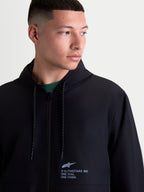 Alpinestars Speeder Resolve, casaco corta-vento para homem, preto, sportswear leve com capuz para uso urbano, poliéster, vista no modelo com detalhe do logótipo no peito e cordões ponteados.