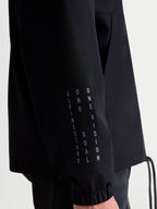 Alpinestars casaco corta-vento Speeder Resolve, casaco de sportswear leve em preto, vista de pormenor da manga com marca vertical Alpinestars, One Goal e One Vision, punho elástico, construção em poliéster para uso urbano.