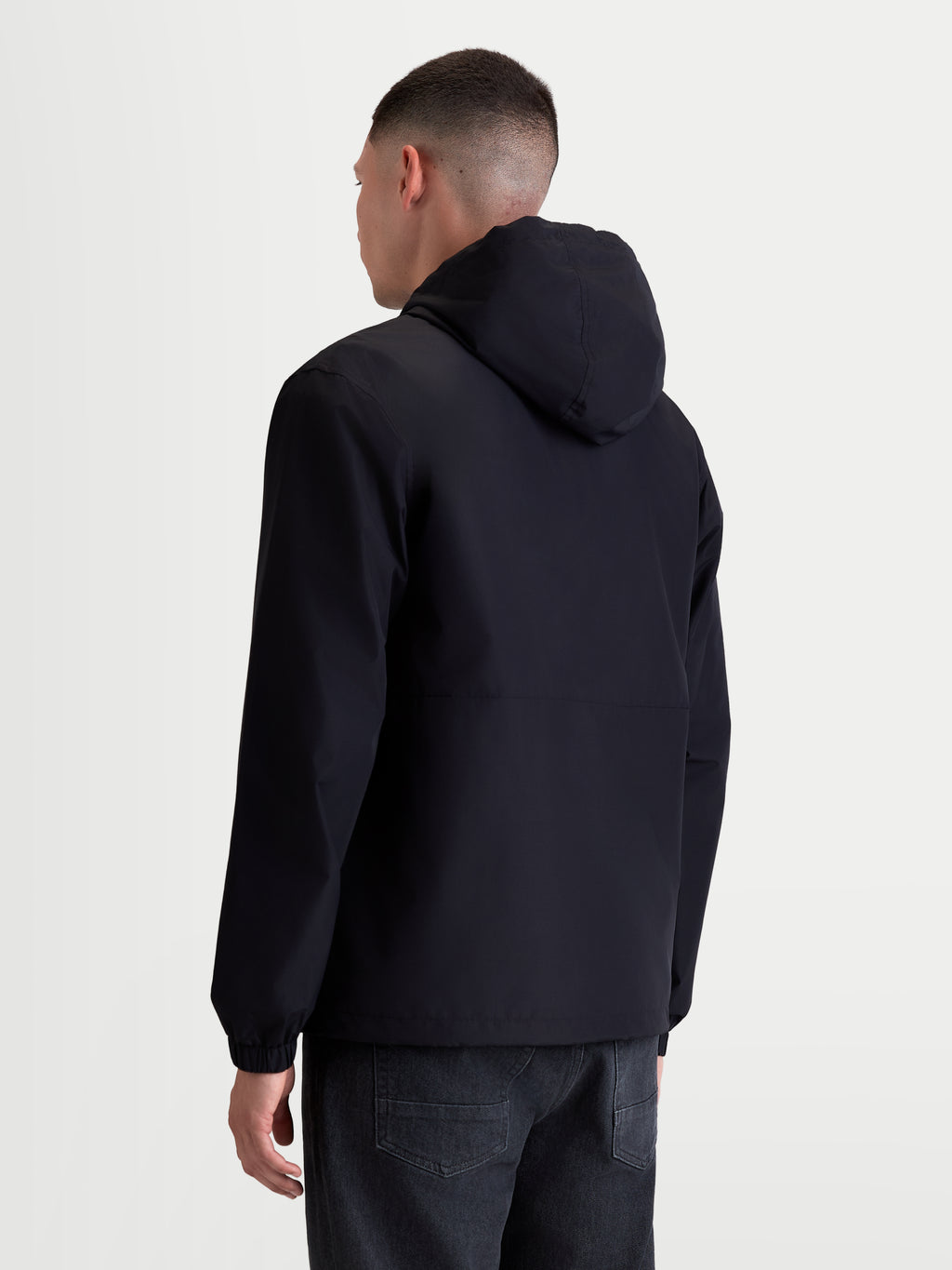 Alpinestars casaco corta-vento Speeder Resolve, corta-vento de sportswear masculino para uso urbano, preto, vista traseira no modelo, construção têxtil leve e respirável com capuz ajustável.