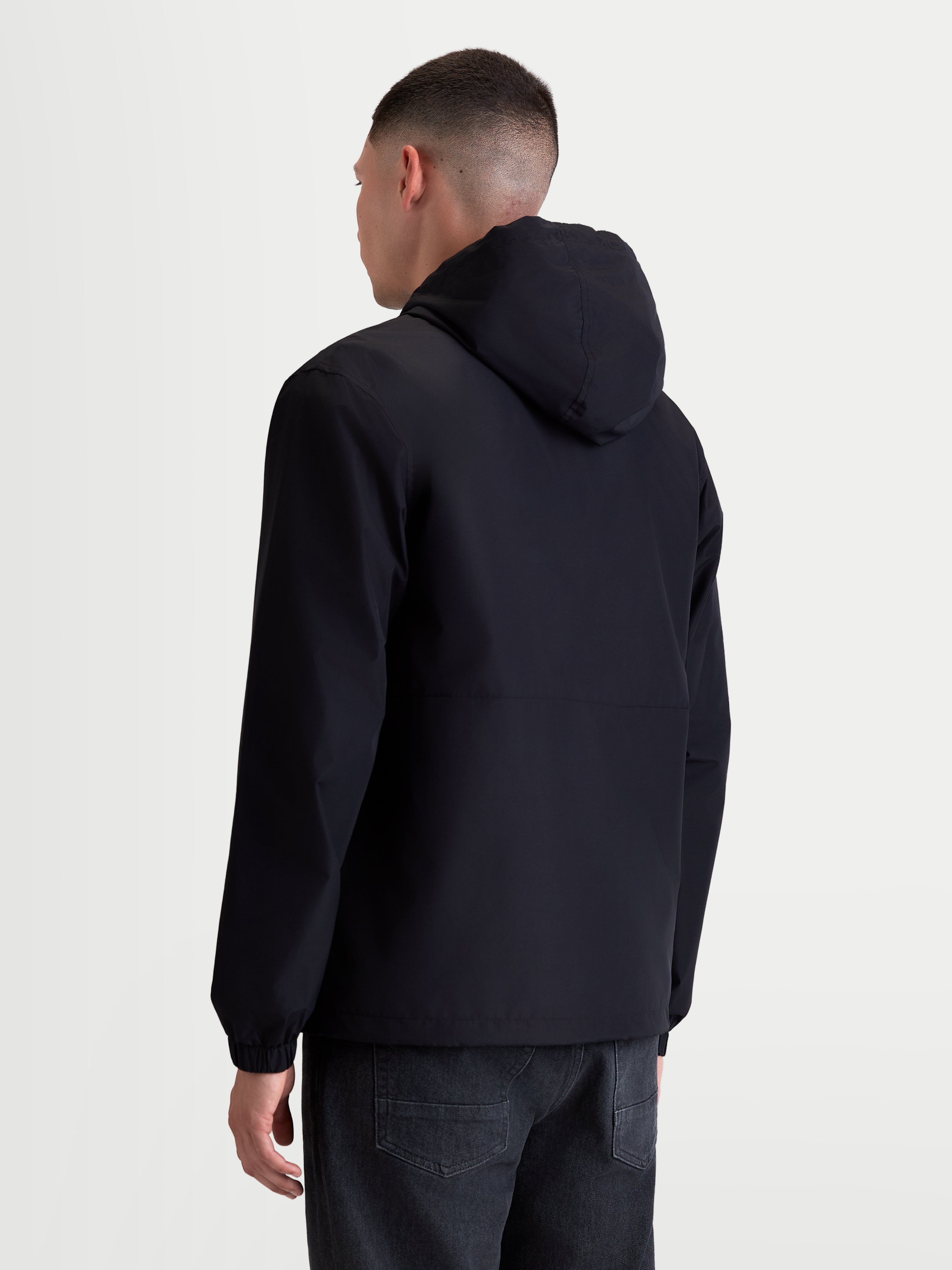 Alpinestars casaco corta-vento Speeder Resolve, corta-vento de sportswear masculino para uso urbano, preto, vista traseira no modelo, construção têxtil leve e respirável com capuz ajustável.
