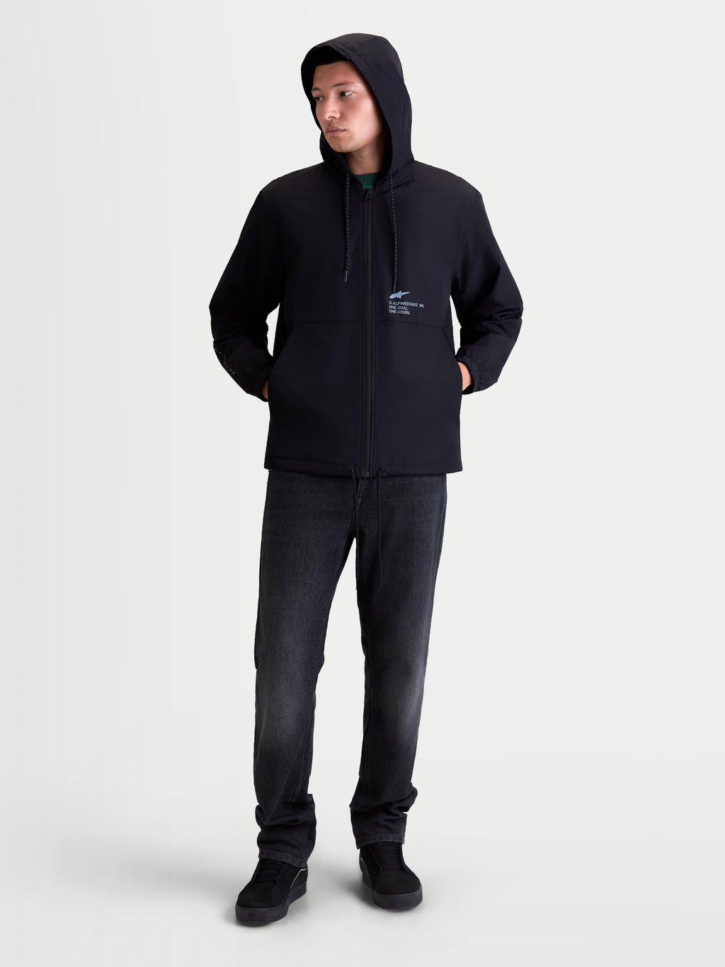 Alpinestars Speeder Resolve, casaco corta-vento para homem, preto, sportswear leve para uso urbano com capuz ajustável e interior forrado em malha. Vista de corpo inteiro no modelo, estilo casual para o dia a dia com logótipo Alpinestars no peito.