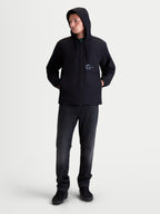 Alpinestars Speeder Resolve, casaco corta-vento para homem, preto, sportswear leve para uso urbano com capuz ajustável e interior forrado em malha. Vista de corpo inteiro no modelo, estilo casual para o dia a dia com logótipo Alpinestars no peito.
