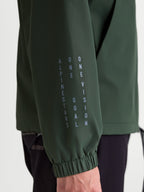 Alpinestars casaco Speeder Resolve corta-vento, casaco de sportswear leve em verde, pormenor da manga com marca Alpinestars vertical, lema One Goal One Vision e punho elástico.