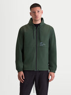 Alpinestars casaco Speeder Resolve corta-vento, casaco com capuz leve para uso urbano, masculino, verde, com forro em malha, capuz ajustável e fecho de correr frontal, logótipo Alpinestars no peito, vista frontal no modelo.
