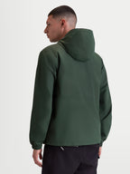 Alpinestars Speeder Resolve, casaco corta-vento de sportswear leve para uso urbano, verde, vista traseira num modelo realçando o design limpo das costas e os punhos elásticos, 100% poliéster com forro em malha.