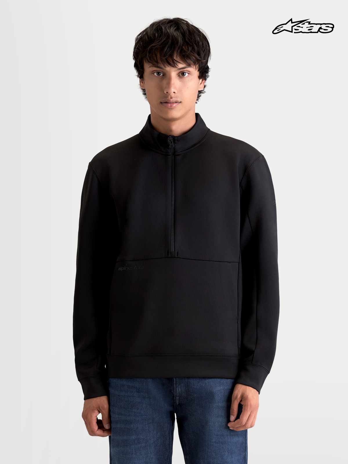 Alpinestars Apera Half-Zip Sweatshirt, sweatshirt preta com fecho de meio fecho e bolso canguru, vista frontal num modelo