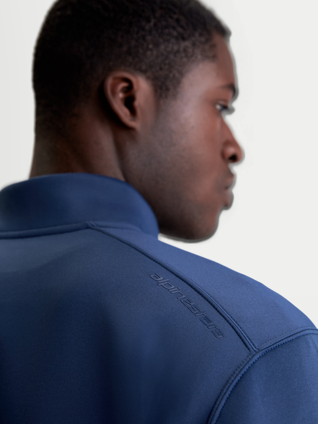 Alpinestars Sweatshirt Apera Half-Zip, pullover de sportswear em azul, detalhe da vista traseira no modelo com logótipo tonal HD Alpinestars no ombro e tecido fleece tri-blend premium.