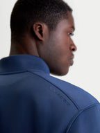 Alpinestars Sweatshirt Apera Half-Zip, pullover de sportswear em azul, detalhe da vista traseira no modelo com logótipo tonal HD Alpinestars no ombro e tecido fleece tri-blend premium.