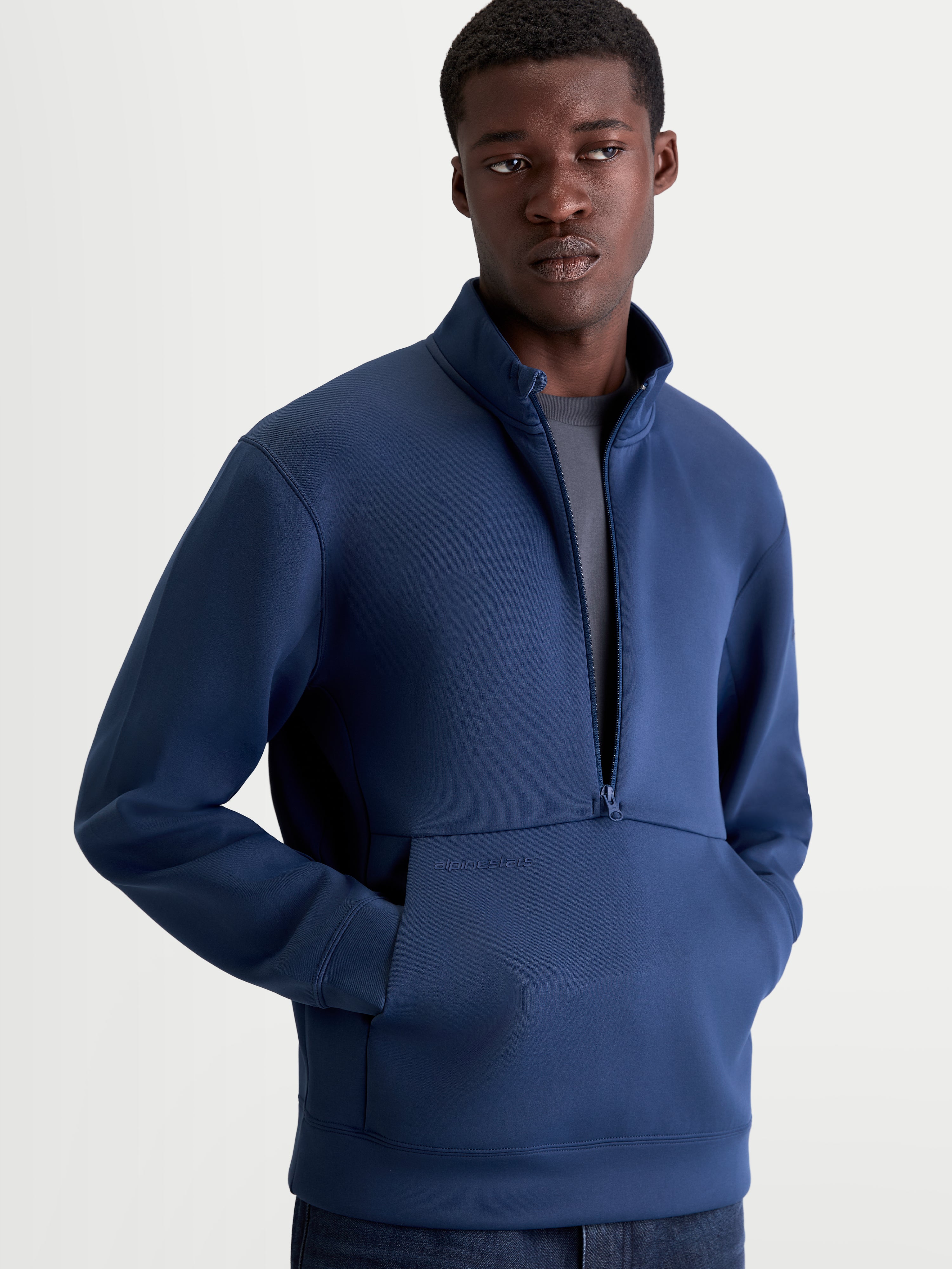 Alpinestars Sweatshirt Apera Half-Zip, sweatshirt de sportswear para homem, azul, fecho de meio fecho, bolso canguru com logótipo tonal e capuz forrado em malha, fleece premium.