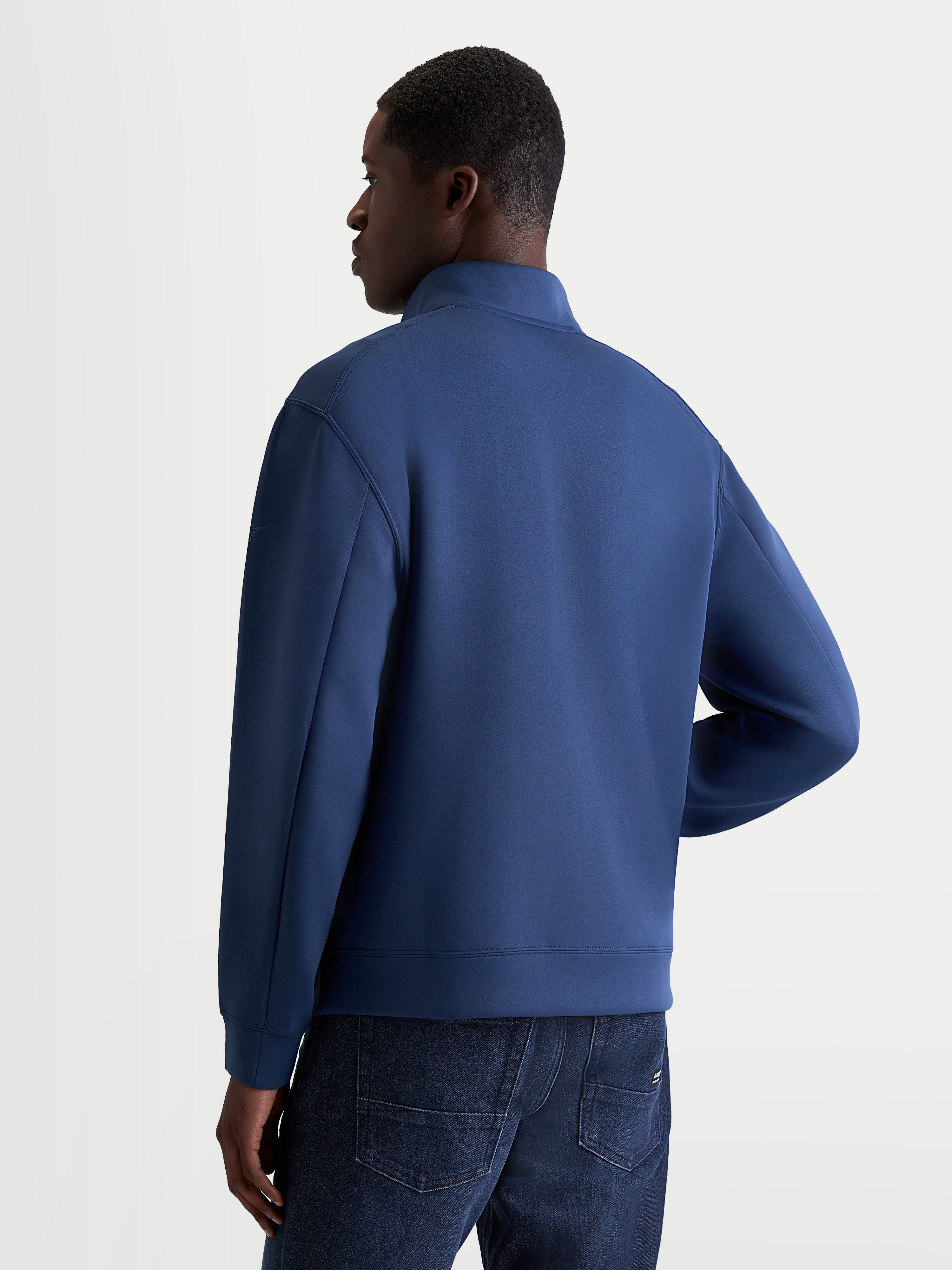 Alpinestars Sweatshirt Apera Half-Zip, pullover de sportswear para homem com meio fecho, azul, vista traseira em modelo realçando as costuras das mangas e o design inspirado no motorsport, construção em fleece tri-blend.