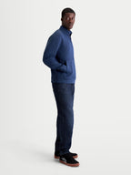 Alpinestars sweatshirt Apera Half-Zip, pullover de sportswear para homem, azul, fecho de meio fecho e bolso canguru, fleece tri-blend, estilo motorsport casual, vista lateral num modelo.