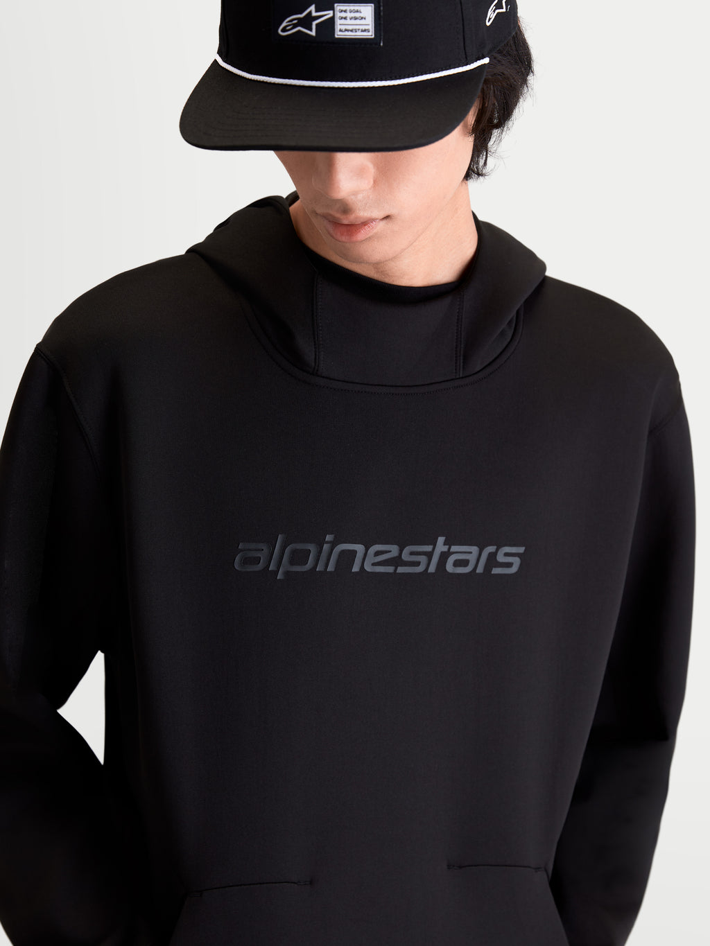 Alpinestars Camisola Com Capuz Datrix, pullover de sportswear casual para homem, preto, com fleece de face dupla tri-blend, logótipo Alpinestars em HD tonal no peito, vista frontal no modelo.