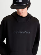 Alpinestars Camisola Com Capuz Datrix, pullover de sportswear casual para homem, preto, com fleece de face dupla tri-blend, logótipo Alpinestars em HD tonal no peito, vista frontal no modelo.
