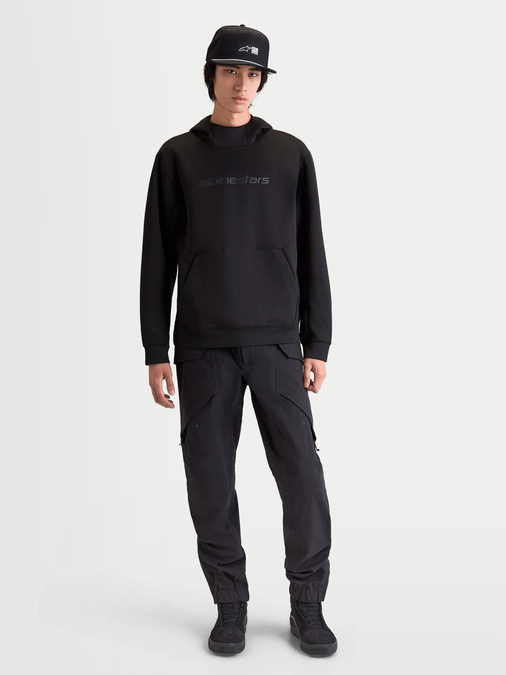 Alpinestars camisola com capuz Datrix, camisola de sportswear para homem, preta, com branding tonal em HD, capuz forrado em malha e construção em fleece tri-blend de face dupla, estilo casual inspirado no motorsport em modelo.