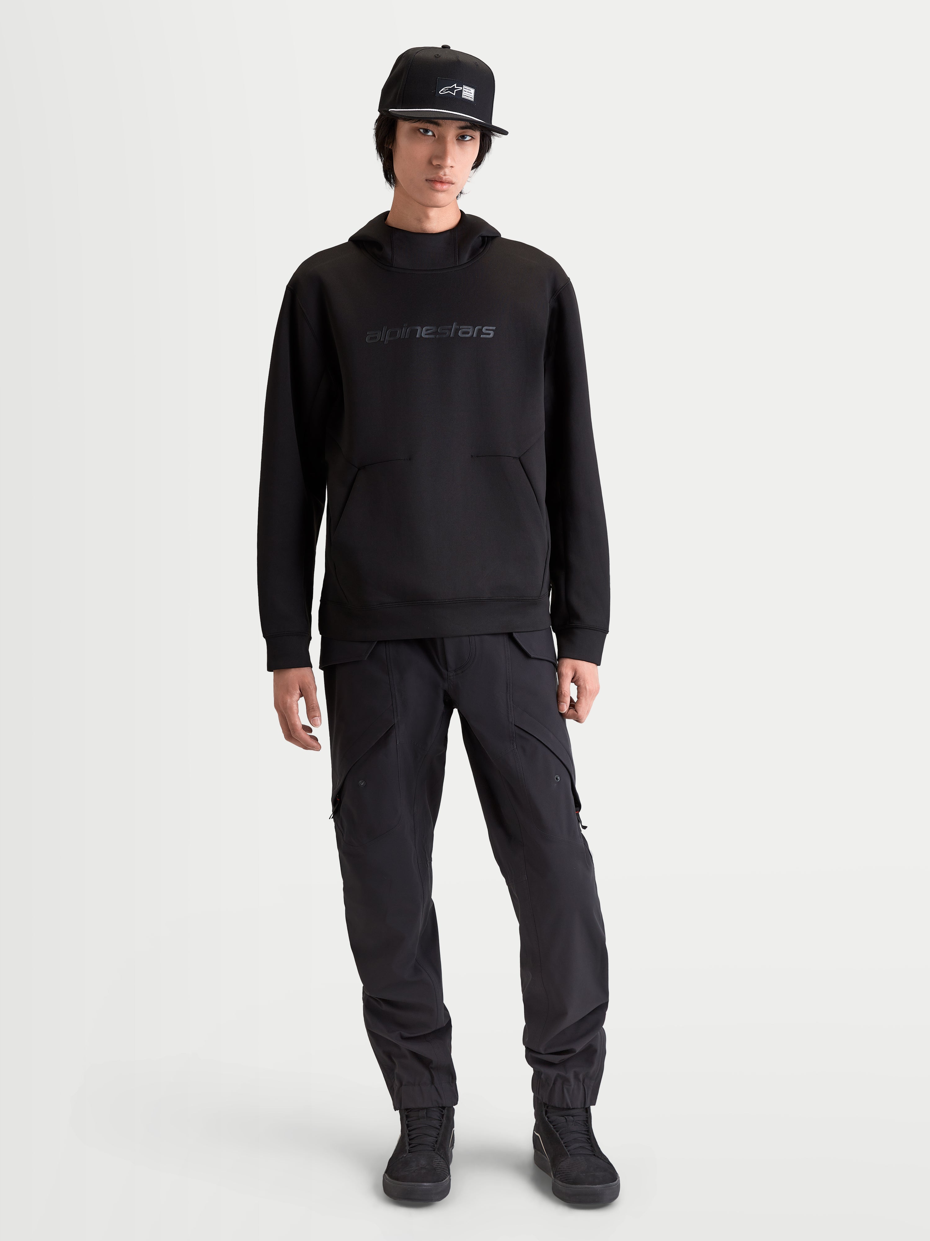 Alpinestars camisola com capuz Datrix, camisola de sportswear para homem, preta, com branding tonal em HD, capuz forrado em malha e construção em fleece tri-blend de face dupla, estilo casual inspirado no motorsport em modelo.