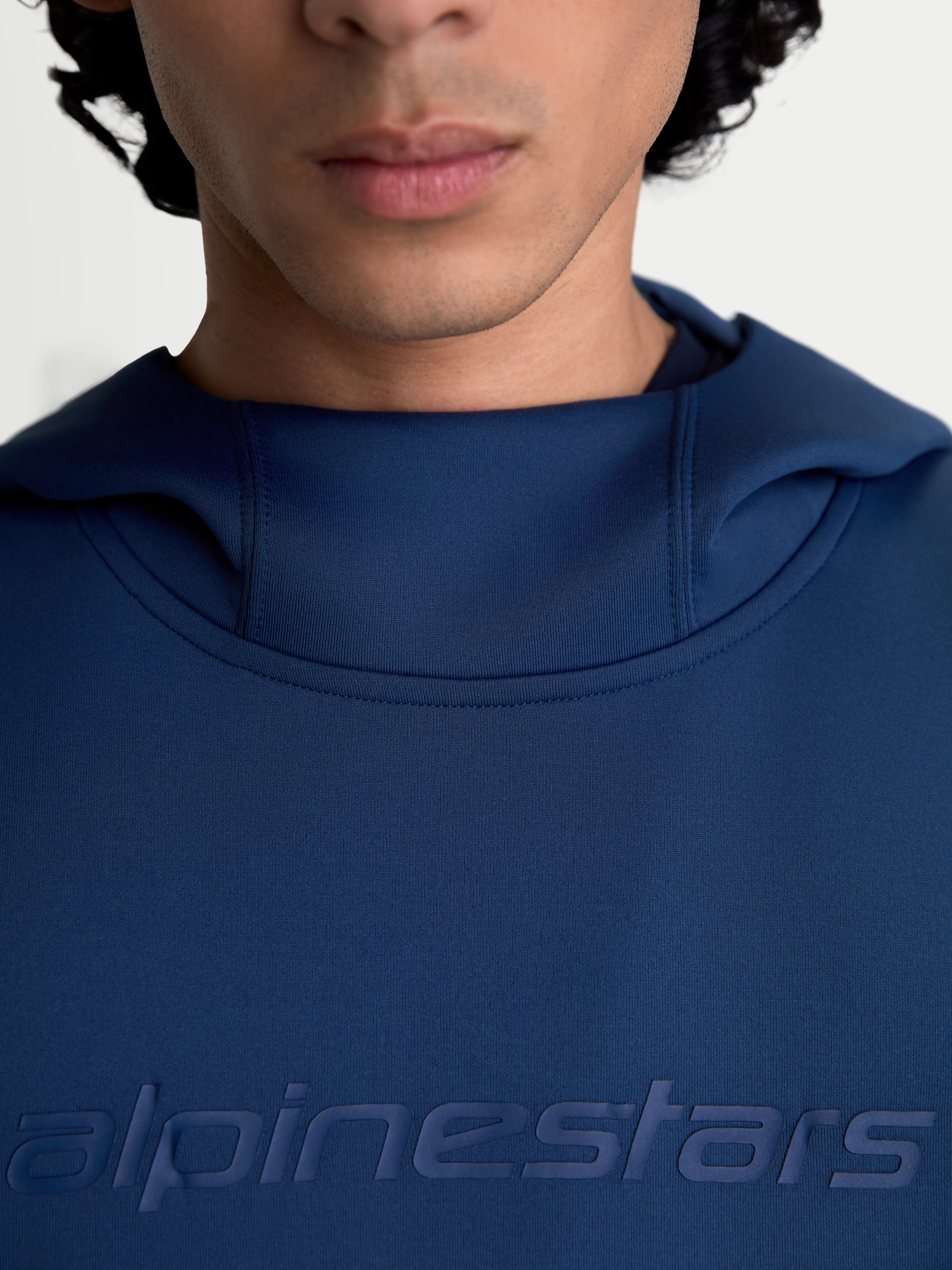 Alpinestars Camisola Com Capuz Datrix, pullover de sportswear para homem e mulher, azul, em grande plano com branding Alpinestars HD tonal no peito e capuz forrado em malha, fleece de dupla face premium.