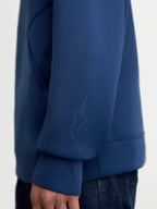 Alpinestars Camisola com capuz Datrix, pullover de sportswear premium, azul, vista de pormenor da manga com logótipo Alpinestars tonal em HD, tecido fleece tri-blend de dupla face, casual para o dia a dia.