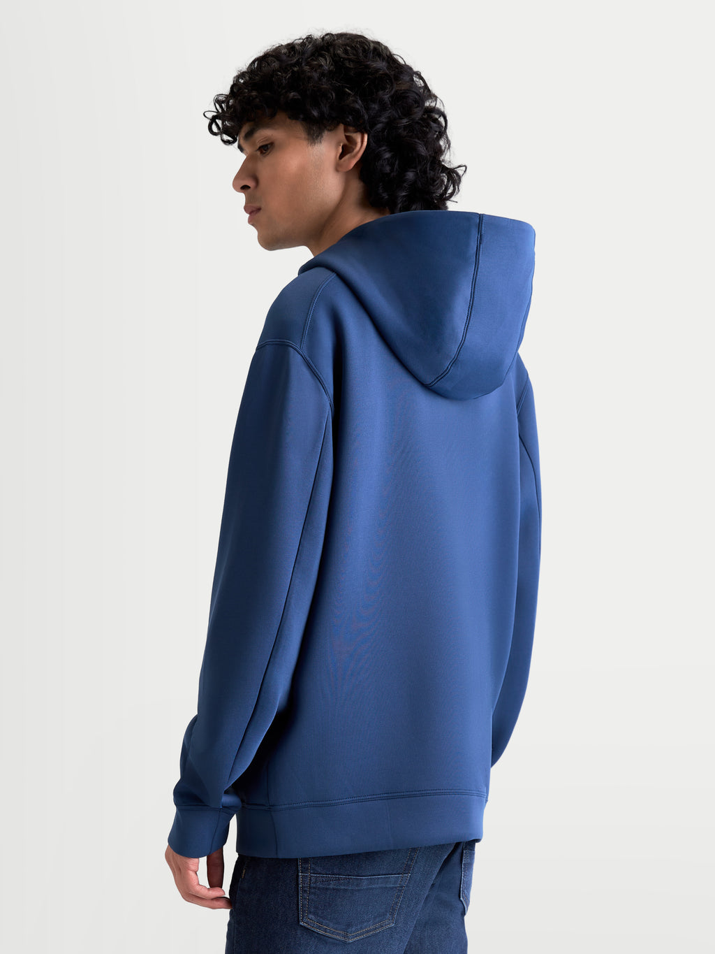 Alpinestars Camisola Com Capuz Datrix, camisola com capuz casual para homem inspirada no motorsport, azul, construção em fleece de dupla face com capuz forrado em malha, vista lateral e traseira num modelo.