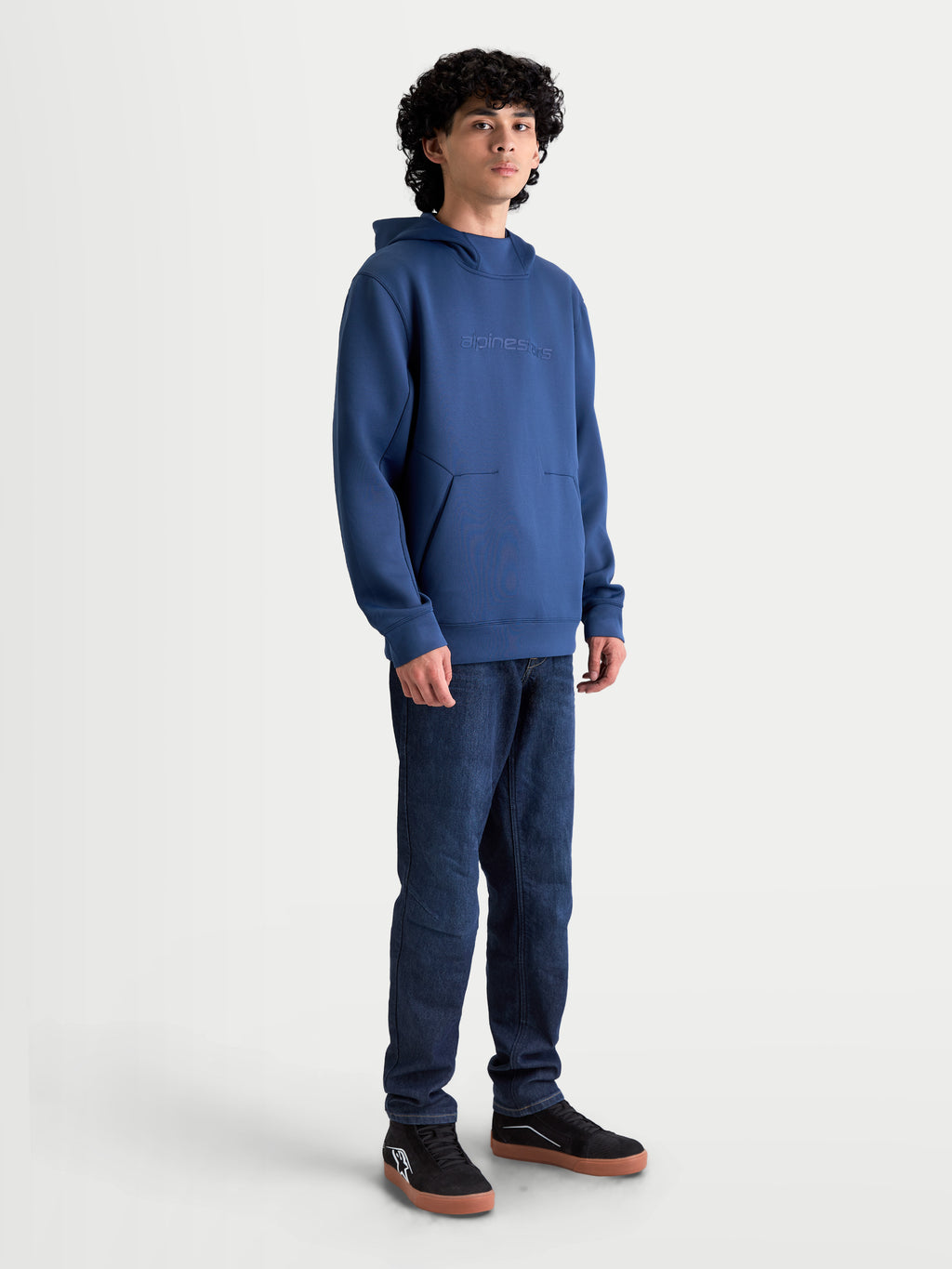 Alpinestars camisola com capuz Datrix, hoodie de sportswear para homem, azul aço, com branding tonal HD no peito, fleece tri-blend de dupla face e capuz forrado, estilo casual motorsport.