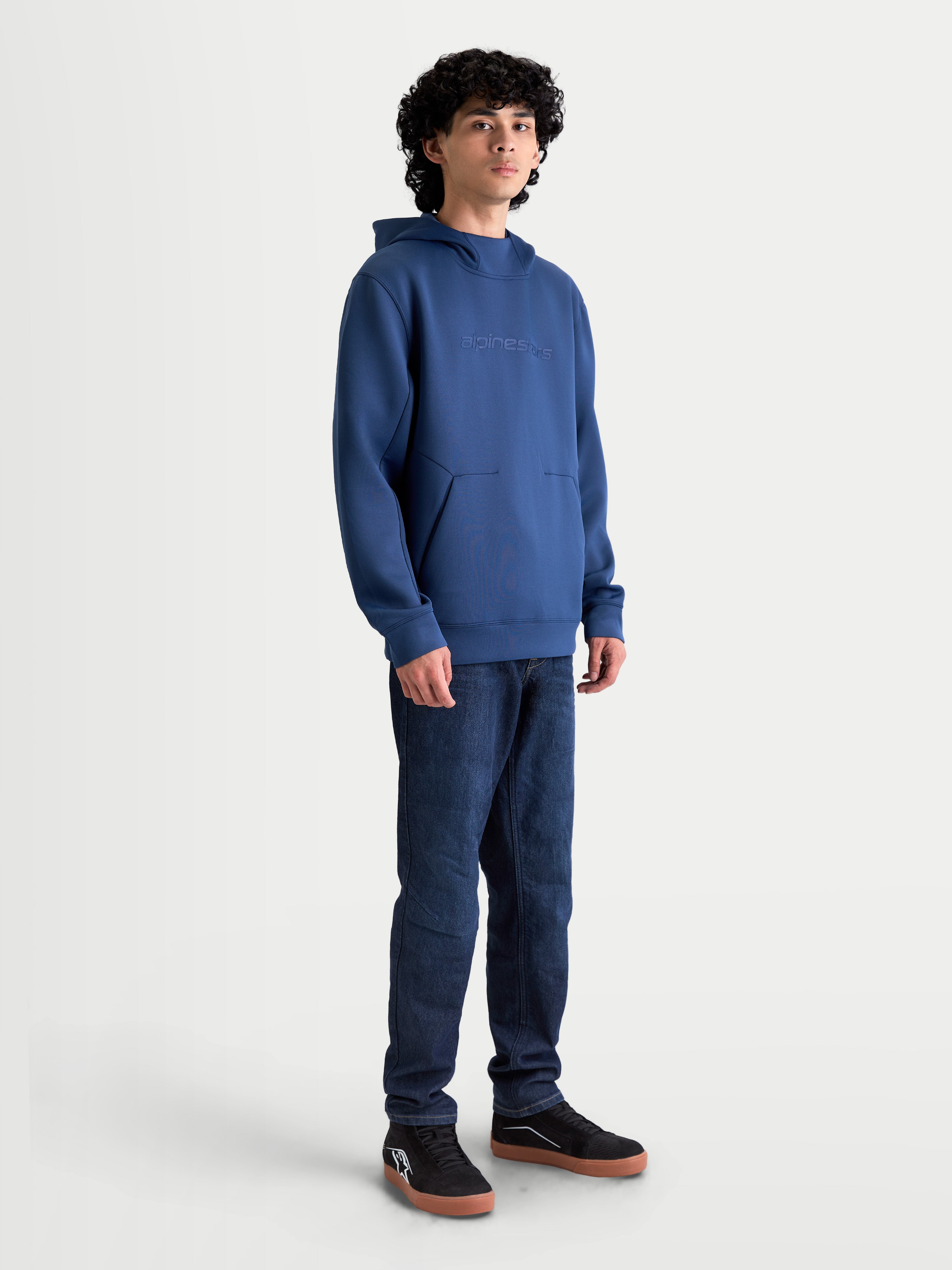 Alpinestars camisola com capuz Datrix, hoodie de sportswear para homem, azul aço, com branding tonal HD no peito, fleece tri-blend de dupla face e capuz forrado, estilo casual motorsport.