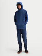 Alpinestars camisola com capuz Datrix, pullover de sportswear inspirado no motorsport, para homem, azul, em fleece tri-blend premium, com logótipo HD tonal no peito e capuz forrado em malha usado por um modelo.