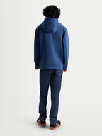 Alpinestars camisola com capuz Datrix, pullover de sportswear unissexo, azul-aço, construção em fleece tri-blend de face dupla, vista traseira no modelo com detalhe do capuz.