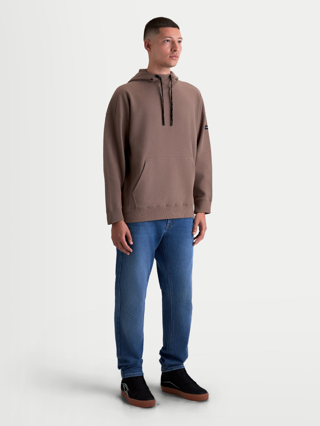 Alpinestars Camino Textured Oversized Hoodie, camisola com capuz castanha, casual sportswear, gola alta, bolso canguru e corte oversized relaxado, vista no modelo.