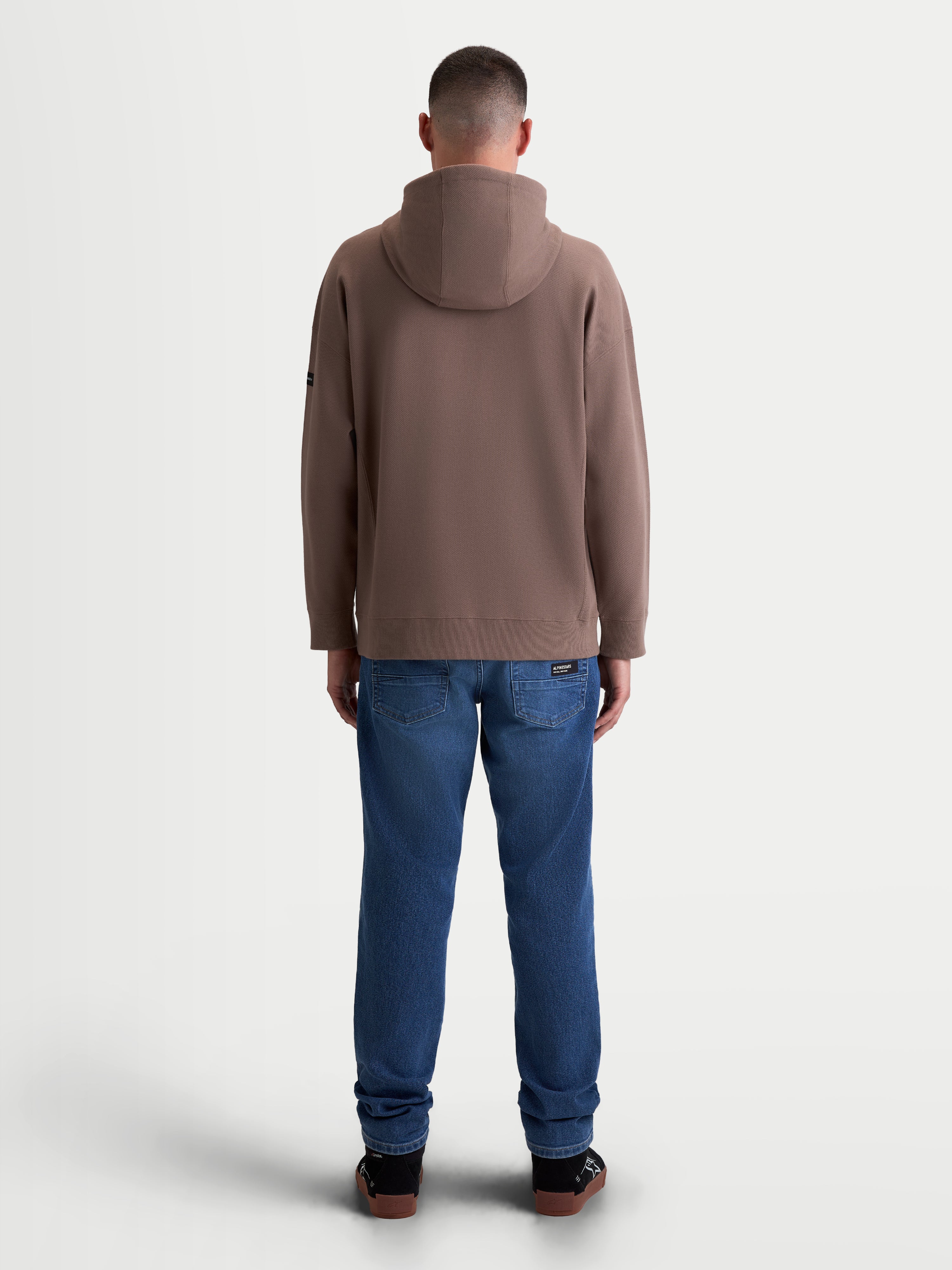 Alpinestars Camino Textured Oversized Hoodie, camisola com capuz para homem, castanho taupe, vista traseira no modelo, construção em fleece sarjado de malha texturizada com punhos e bainha canelados, sportswear casual.