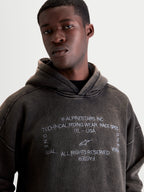 Alpinestars camisola com capuz Infinite Washed Oversized, hoodie de homem para sportswear casual, preto lavado com acabamento snow-wash, logótipos Alpinestars bordados e gráfico One Goal One Vision no peito, corte oversized descontraído em fleece.