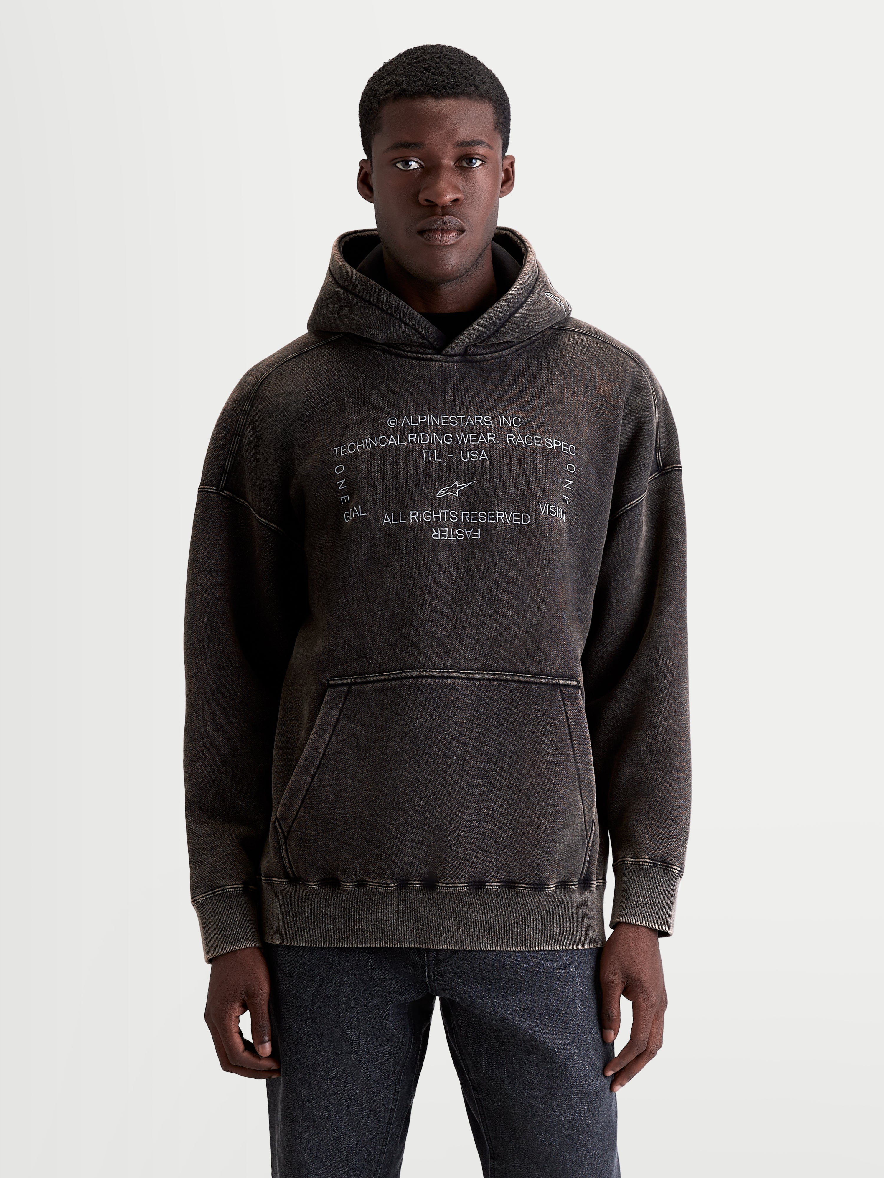 Alpinestars Infinite Washed Oversized Hoodie, camisola com capuz de estilo sportswear para homem, preta com efeito snow-wash, material em fleece, bolso canguru e logótipo bordado a branco, vista frontal em modelo.