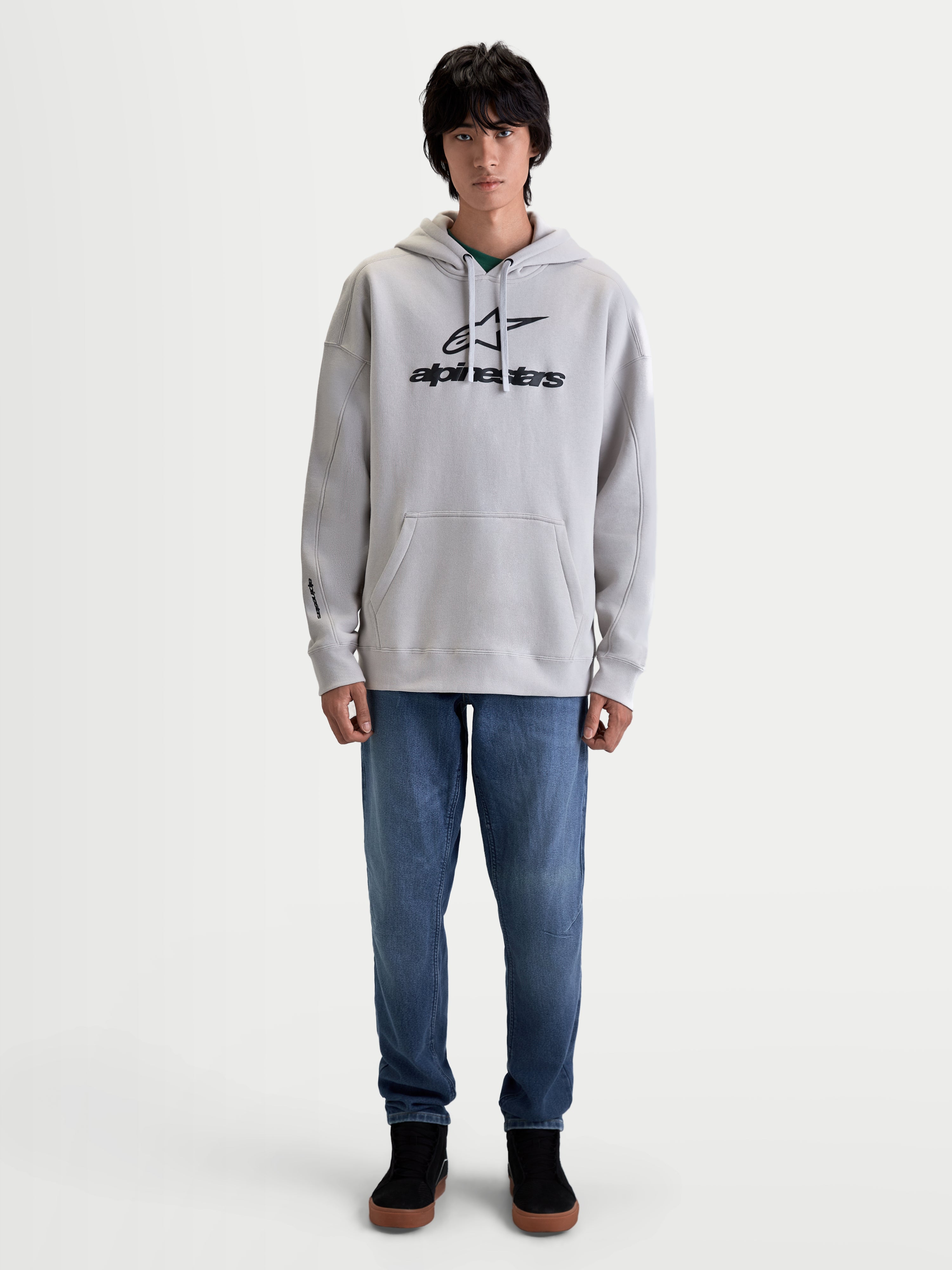 Alpinestars Camisola Com Capuz Prelude Oversized, hoodie de sportswear em fleece para homem, cinzenta com logótipo preto em relevo, corte oversized descontraído, bolso canguru, capuz com cordão, construção em algodão e poliéster reciclado.