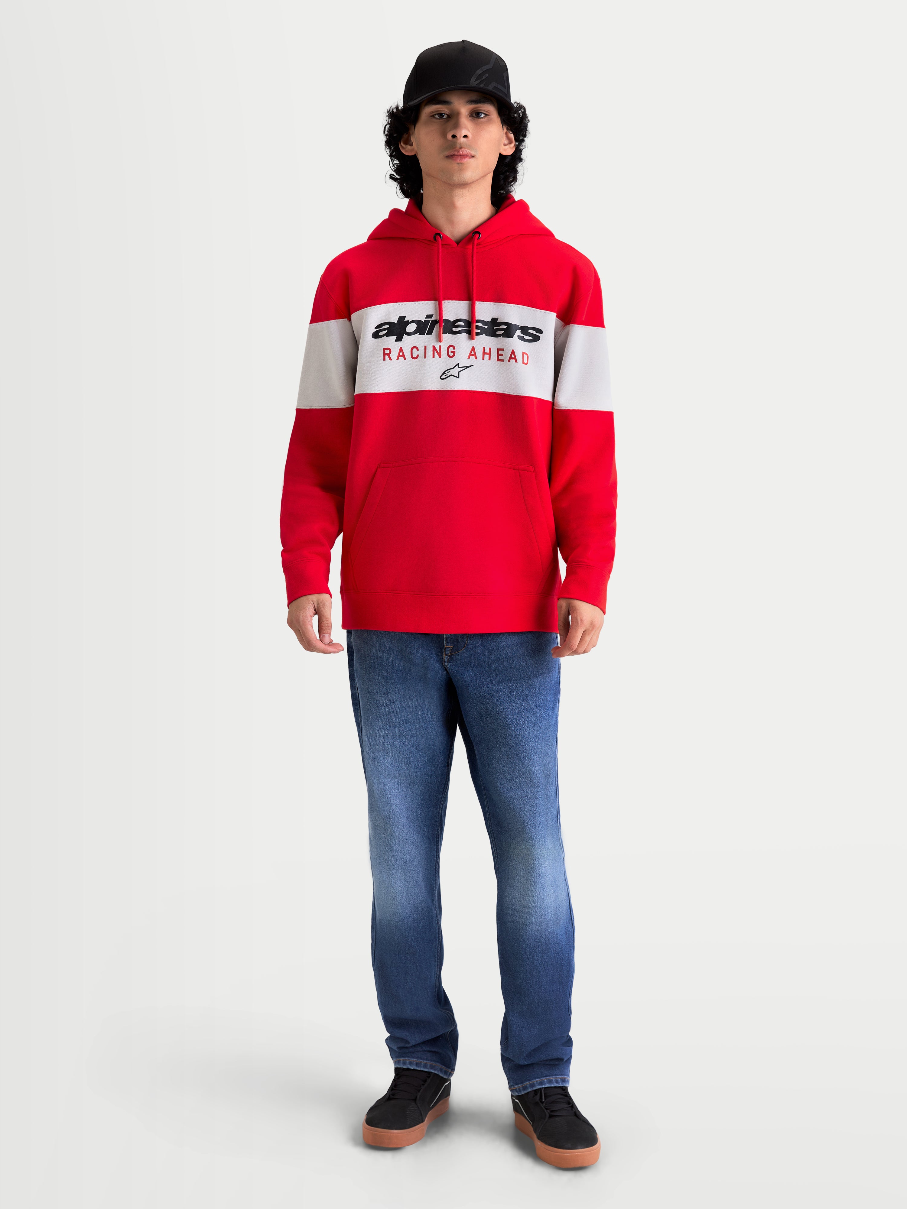 Alpinestars Camisola Com Capuz Cubic, camisola de fleece para homem, vermelha e branca, design em blocos de cor com logótipo Alpinestars Racing Ahead no peito. Vista em modelo com capuz de cordão e punhos canelados, estilo casual inspirado no motorsport.