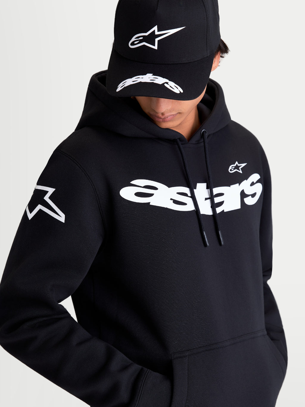 Alpinestars Camisola Com Capuz Velocifier, camisola de fleece premium, preta com marca nominativa astars e logótipos nos ombros em branco, estilo casual e sportswear para conforto fora da moto.
