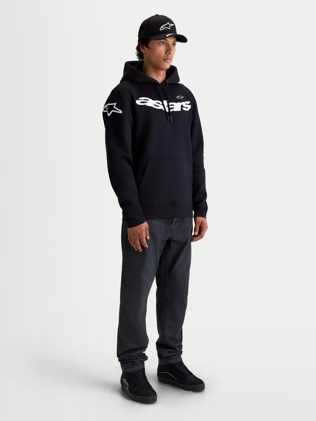 Alpinestars Camisola com capuz Velocifier, hoodie de sportswear para homem, preta e branca, logótipo Astars curvo no peito e logótipos nos ombros, estilo casual motorsport, construção em fleece de mistura de algodão premium