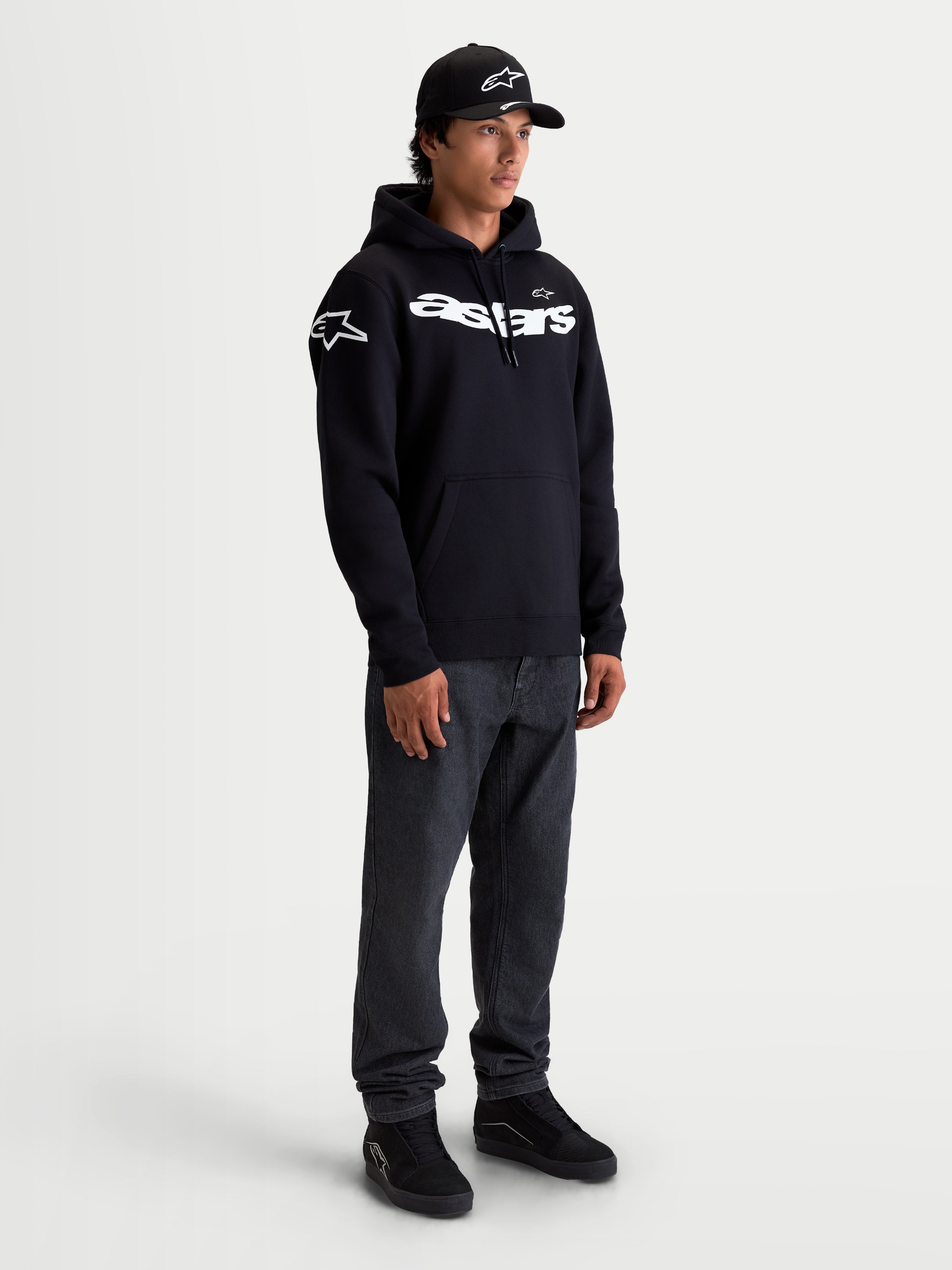Alpinestars Camisola com capuz Velocifier, hoodie de sportswear para homem, preta e branca, logótipo Astars curvo no peito e logótipos nos ombros, estilo casual motorsport, construção em fleece de mistura de algodão premium