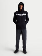 Alpinestars Camisola com capuz Velocifier, hoodie de sportswear unissexo, preta e branca, vista frontal no modelo com logótipo Astars grande no peito e nos ombros, ideal para uso casual fora da moto, mistura de algodão e poliéster reciclado.