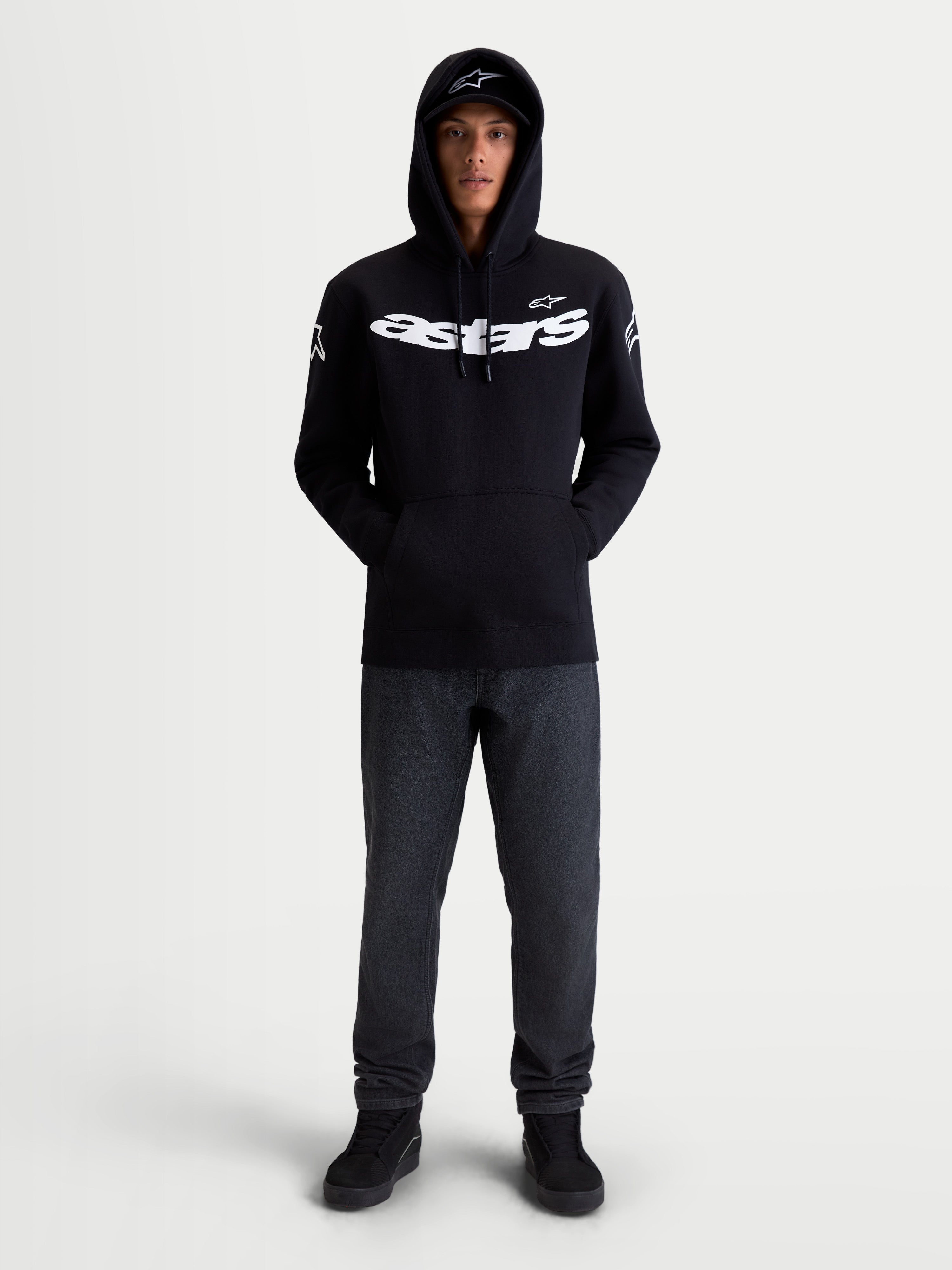 Alpinestars Camisola com capuz Velocifier, hoodie de sportswear unissexo, preta e branca, vista frontal no modelo com logótipo Astars grande no peito e nos ombros, ideal para uso casual fora da moto, mistura de algodão e poliéster reciclado.
