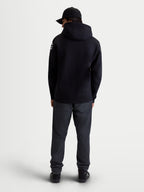 Alpinestars Camisola com capuz Velocifier, hoodie de sportswear para homem em fleece, preto, vista traseira em modelo com capuz e logótipos Alpinestars brancos nos ombros, mistura de algodão e poliéster reciclado.