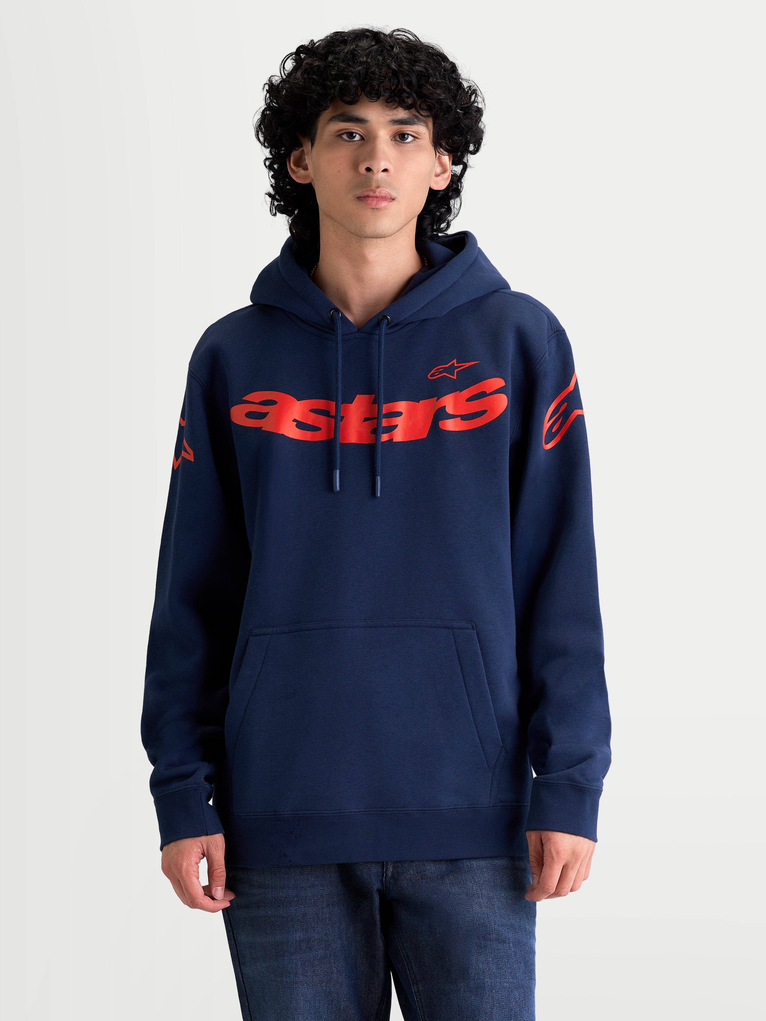 Alpinestars camisola com capuz Velocifier, camisola com capuz casual para homem, azul marinho e vermelho, com logótipo astars grande no peito e logótipos nos ombros, construção em fleece de algodão com bolso canguru e capuz com cordões ajustáveis, estilo inspirado no motorsport.