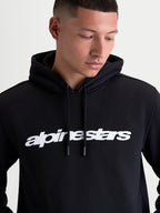 Alpinestars Camisola Com Capuz Race Wordmark vestida por um modelo, hoodie de estilo sportswear preta e branca, com logótipo wordmark frontal, capuz forrado e pontas do cordão mergulhadas, construção em algodão e poliéster reciclado.
