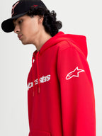 Alpinestars camisola com capuz Race Wordmark, camisola de fleece vermelha e branca, vista lateral em modelo com logótipo Ageless branco na manga e branding Race Linear na frente, design casual inspirado no motorsport.