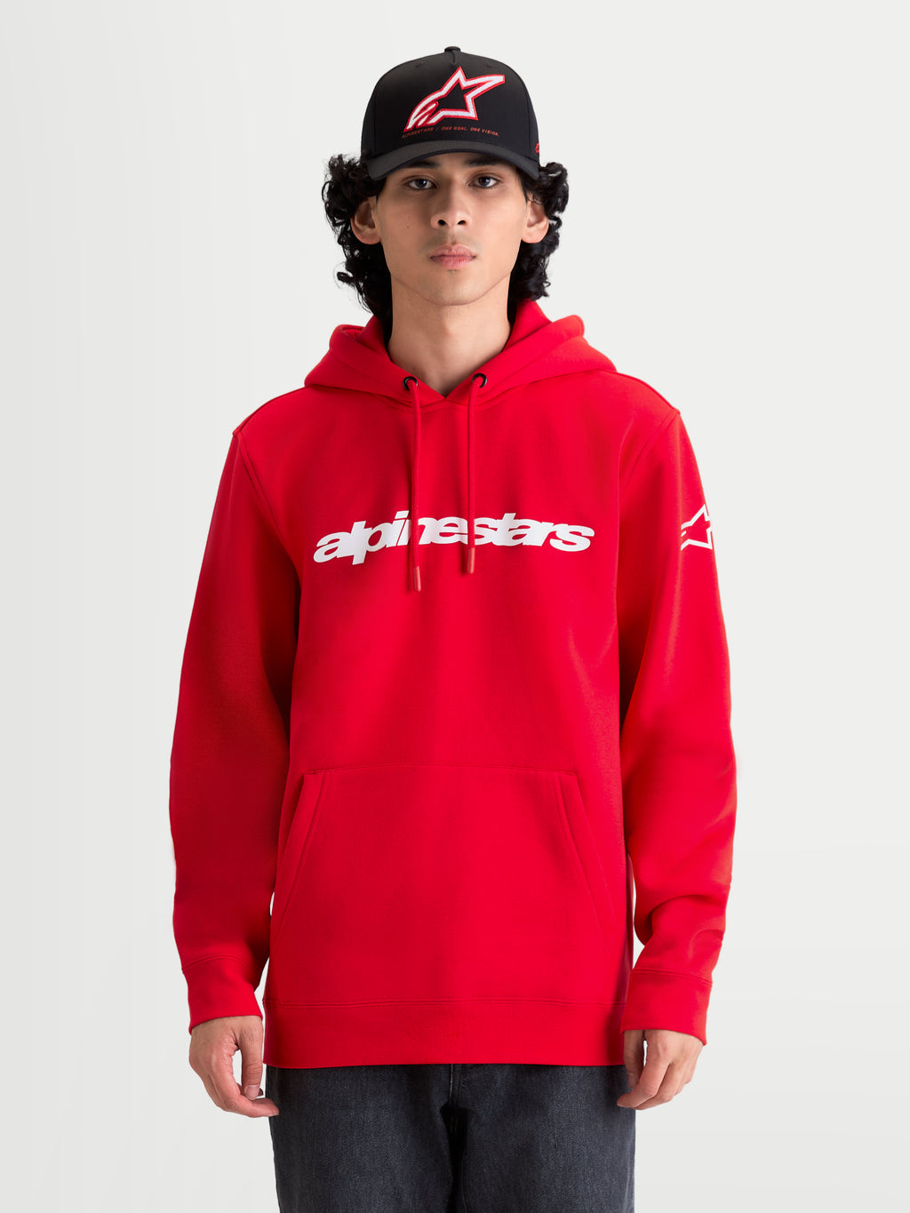 Alpinestars Camisola com capuz Race Wordmark, camisola com capuz de sportswear para homem, vermelha e branca, com logótipo Race Linear frontal e logótipo Ageless na manga, em fleece de algodão e poliéster reciclado.