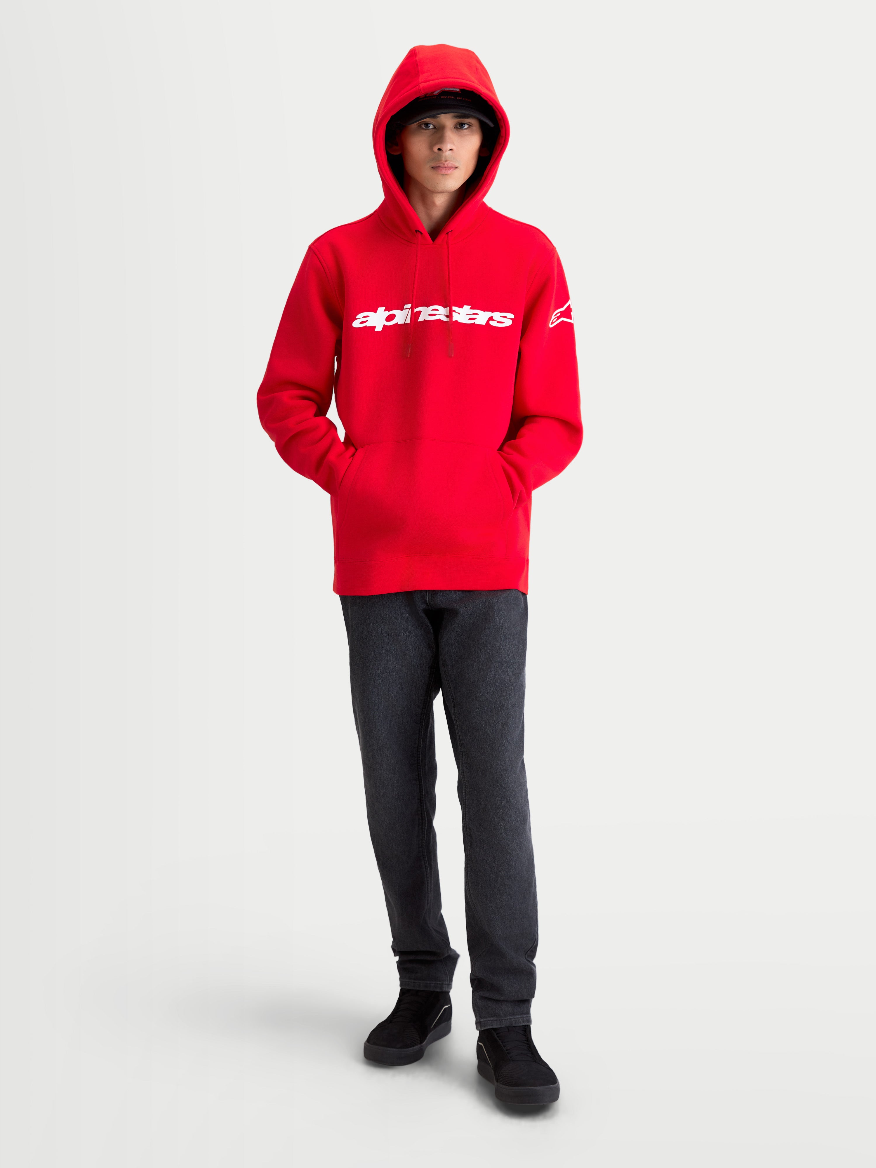 Alpinestars Camisola Com Capuz Race Wordmark, camisola de homem em fleece para sportswear, vermelha e branca, com logótipo wordmark linear no peito e logótipo Ageless na manga, capuz forrado com cordão, 80% algodão e 20% poliéster reciclado, vestuário casual inspirado no motorsport.