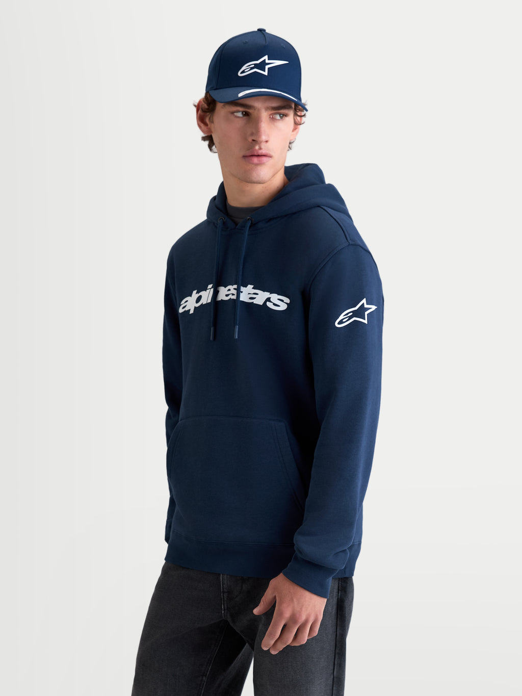 Alpinestars Camisola Com Capuz Race Wordmark, camisola com capuz em fleece para homem, azul-marinho e branco, com logótipo Alpinestars frontal e logótipo Ageless na manga, estilo casual sportswear.