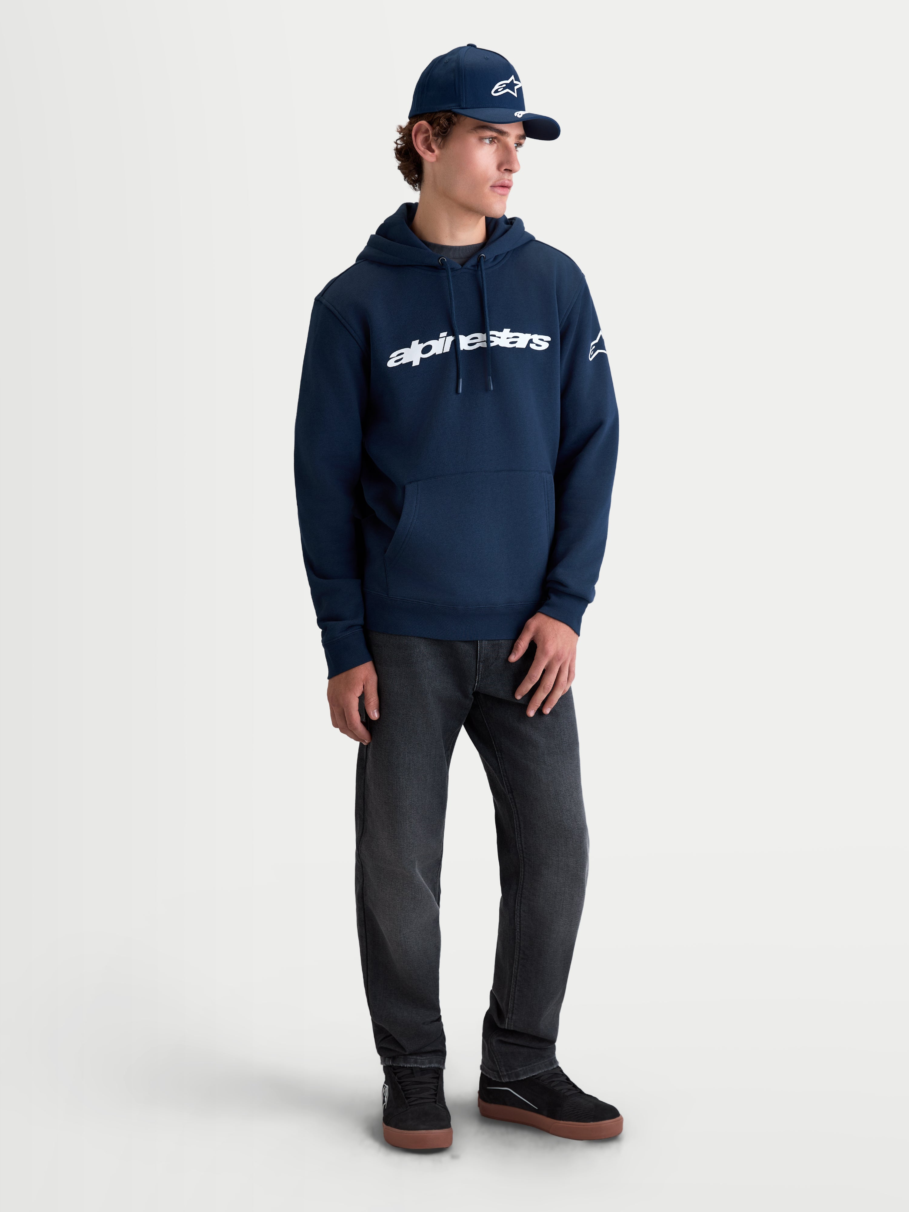 Alpinestars camisola com capuz Race Wordmark, camisola de fleece unissexo azul marinho e branca, com logótipo frontal e na manga, estilo casual motorsport.